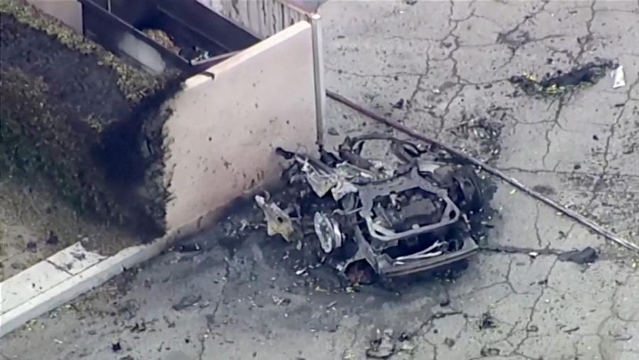 Petugas pemadam kebakaran bekerja setelah sebuah bom meledak di dekat klinik kesehatan reproduksi di Palm Springs, California, AS, 17 Mei 2025, dalam gambar yang diperoleh dari media sosial. Petugas pemadam kebakaran bekerja setelah sebuah bom meledak di dekat klinik kesehatan reproduksi di Palm Springs, California, AS, 17 Mei 2025, dalam gambar yang diperoleh dari media sosial. (Luis Roman/@luisromanvlog via REUTERS)