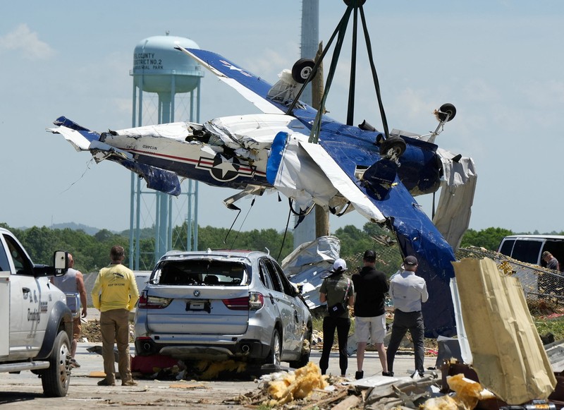Seorang relawan melihat pembersihan berlanjut di lingkungan Sunshine Hills setelah serangkaian tornado melanda Laurel County, di London, Kentucky, AS, 17 Mei 2025. (REUTERS/Seth Herald)