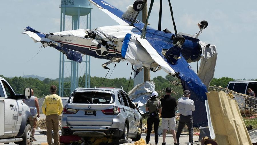 Seorang relawan melihat pembersihan berlanjut di lingkungan Sunshine Hills setelah serangkaian tornado melanda Laurel County, di London, Kentucky, AS, 17 Mei 2025. (REUTERS/Seth Herald)