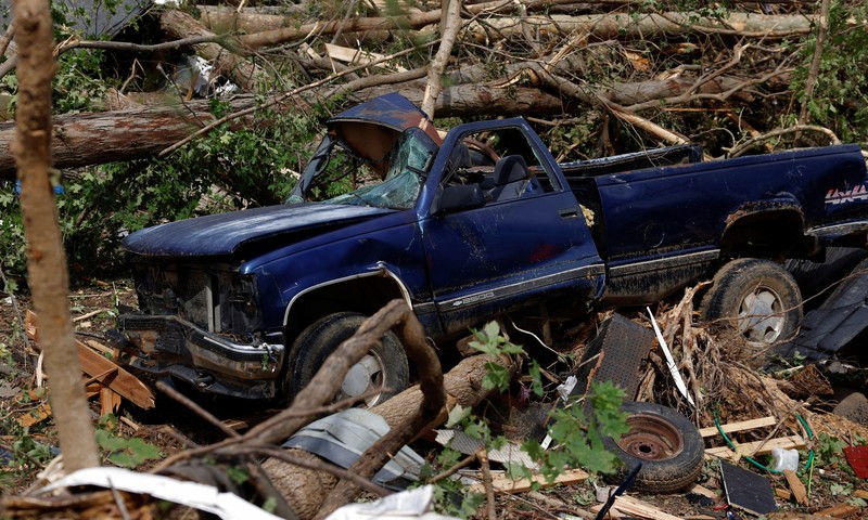 Seorang relawan melihat pembersihan berlanjut di lingkungan Sunshine Hills setelah serangkaian tornado melanda Laurel County, di London, Kentucky, AS, 17 Mei 2025. Seorang relawan melihat pembersihan berlanjut di lingkungan Sunshine Hills setelah serangkaian tornado melanda Laurel County, di London, Kentucky, AS, 17 Mei 2025. (REUTERS/Seth Herald)