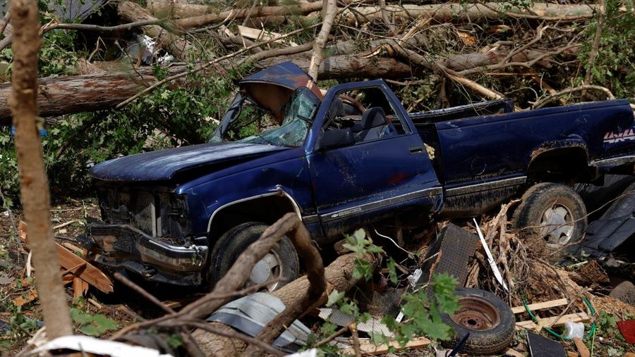Seorang relawan melihat pembersihan berlanjut di lingkungan Sunshine Hills setelah serangkaian tornado melanda Laurel County, di London, Kentucky, AS, 17 Mei 2025. (REUTERS/Seth Herald)