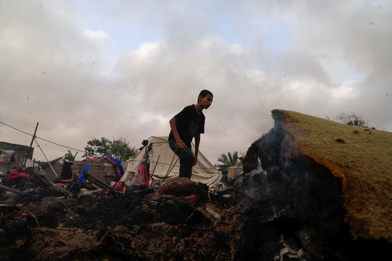 Api membubung dari Gaza utara, seperti yang terlihat dari sisi Israel di perbatasan Israel-Gaza, 17 Mei 2025. (REUTERS/Amir Cohen)
