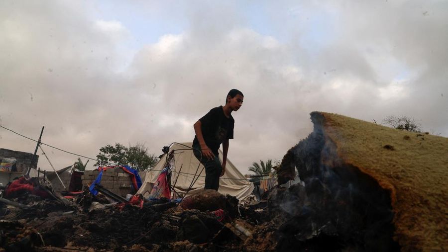 Api membubung dari Gaza utara, seperti yang terlihat dari sisi Israel di perbatasan Israel-Gaza, 17 Mei 2025. (REUTERS/Amir Cohen)