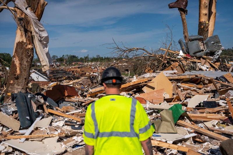 Seorang relawan melihat pembersihan berlanjut di lingkungan Sunshine Hills setelah serangkaian tornado melanda Laurel County, di London, Kentucky, AS, 17 Mei 2025. (REUTERS/Seth Herald)