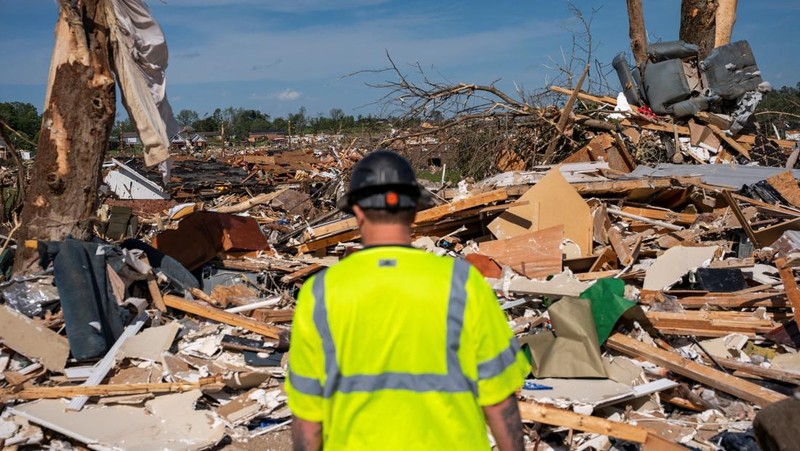 Seorang relawan melihat pembersihan berlanjut di lingkungan Sunshine Hills setelah serangkaian tornado melanda Laurel County, di London, Kentucky, AS, 17 Mei 2025. (REUTERS/Seth Herald)