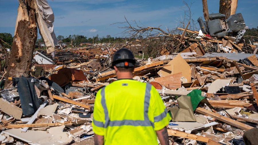 Seorang relawan melihat pembersihan berlanjut di lingkungan Sunshine Hills setelah serangkaian tornado melanda Laurel County, di London, Kentucky, AS, 17 Mei 2025. Seorang relawan melihat pembersihan berlanjut di lingkungan Sunshine Hills setelah serangkaian tornado melanda Laurel County, di London, Kentucky, AS, 17 Mei 2025. (REUTERS/Seth Herald)