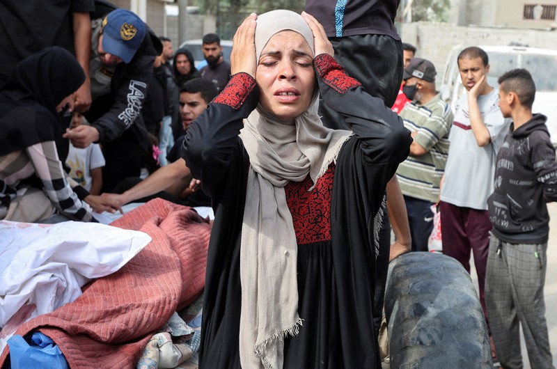 Api membubung dari Gaza utara, seperti yang terlihat dari sisi Israel di perbatasan Israel-Gaza, 17 Mei 2025. (REUTERS/Amir Cohen)