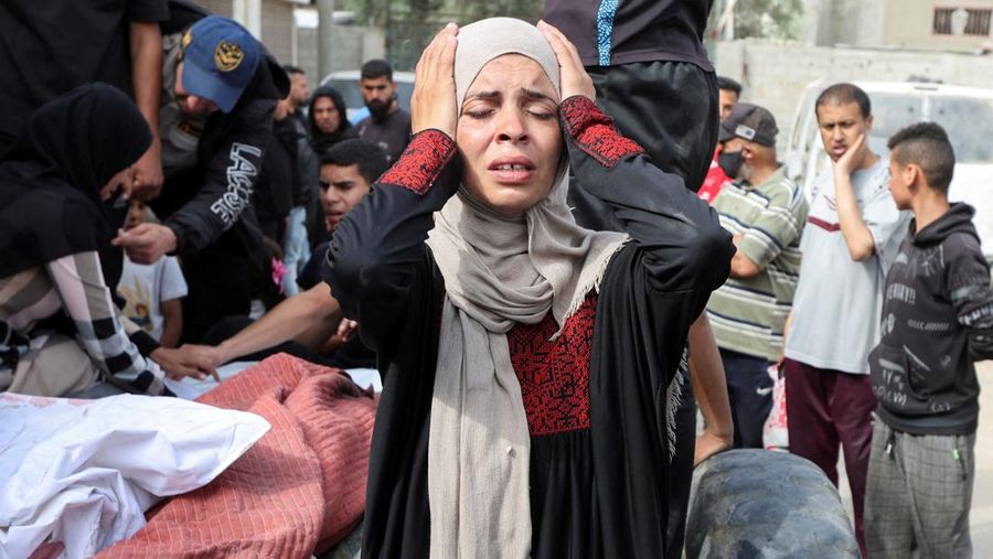 Api membubung dari Gaza utara, seperti yang terlihat dari sisi Israel di perbatasan Israel-Gaza, 17 Mei 2025. (REUTERS/Amir Cohen)
