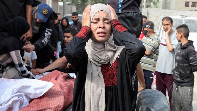 Api membubung dari Gaza utara, seperti yang terlihat dari sisi Israel di perbatasan Israel-Gaza, 17 Mei 2025. (REUTERS/Amir Cohen)