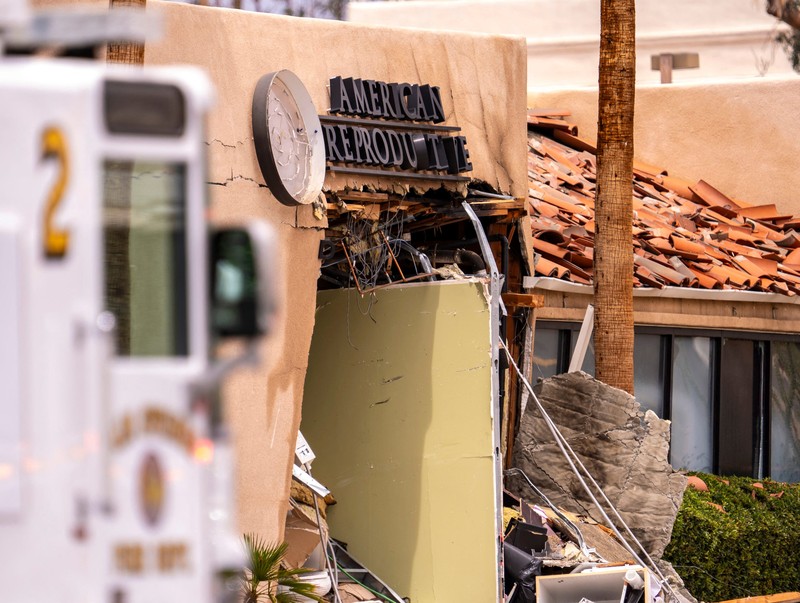 Petugas pemadam kebakaran bekerja setelah sebuah bom meledak di dekat klinik kesehatan reproduksi di Palm Springs, California, AS, 17 Mei 2025, dalam gambar yang diperoleh dari media sosial. (Luis Roman/@luisromanvlog via REUTERS)