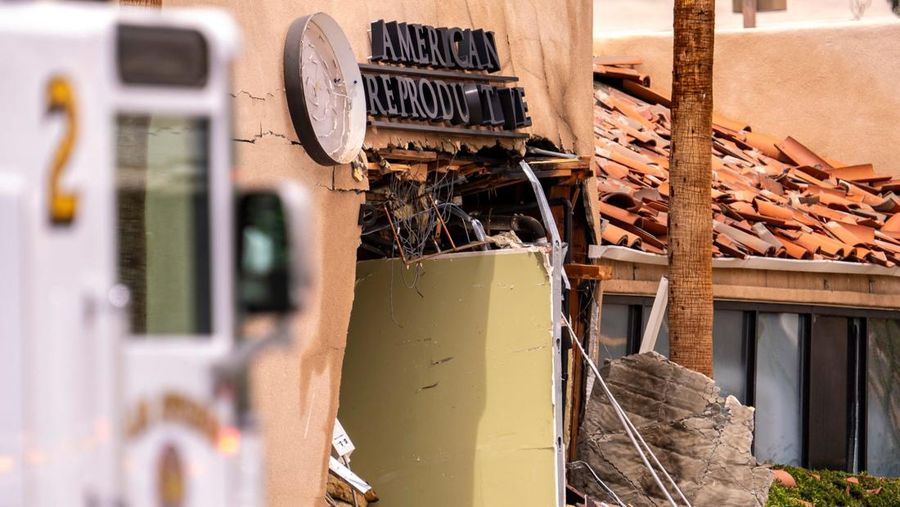Petugas pemadam kebakaran bekerja setelah sebuah bom meledak di dekat klinik kesehatan reproduksi di Palm Springs, California, AS, 17 Mei 2025, dalam gambar yang diperoleh dari media sosial. (Luis Roman/@luisromanvlog via REUTERS)