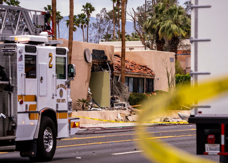 Petugas pemadam kebakaran bekerja setelah sebuah bom meledak di dekat klinik kesehatan reproduksi di Palm Springs, California, AS, 17 Mei 2025, dalam gambar yang diperoleh dari media sosial. Petugas pemadam kebakaran bekerja setelah sebuah bom meledak di dekat klinik kesehatan reproduksi di Palm Springs, California, AS, 17 Mei 2025, dalam gambar yang diperoleh dari media sosial. (Luis Roman/@luisromanvlog via REUTERS)