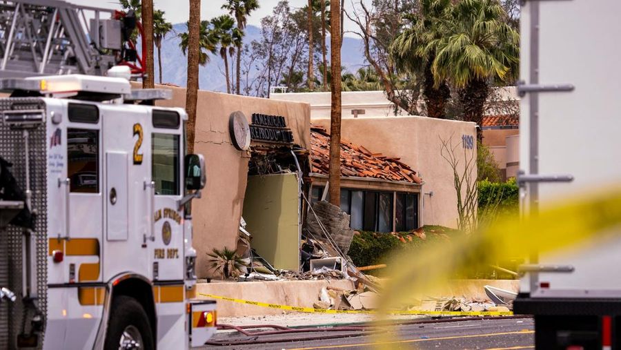 Petugas pemadam kebakaran bekerja setelah sebuah bom meledak di dekat klinik kesehatan reproduksi di Palm Springs, California, AS, 17 Mei 2025, dalam gambar yang diperoleh dari media sosial. (Luis Roman/@luisromanvlog via REUTERS)