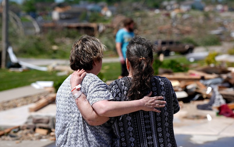 Seorang relawan melihat pembersihan berlanjut di lingkungan Sunshine Hills setelah serangkaian tornado melanda Laurel County, di London, Kentucky, AS, 17 Mei 2025. Seorang relawan melihat pembersihan berlanjut di lingkungan Sunshine Hills setelah serangkaian tornado melanda Laurel County, di London, Kentucky, AS, 17 Mei 2025. (REUTERS/Seth Herald)