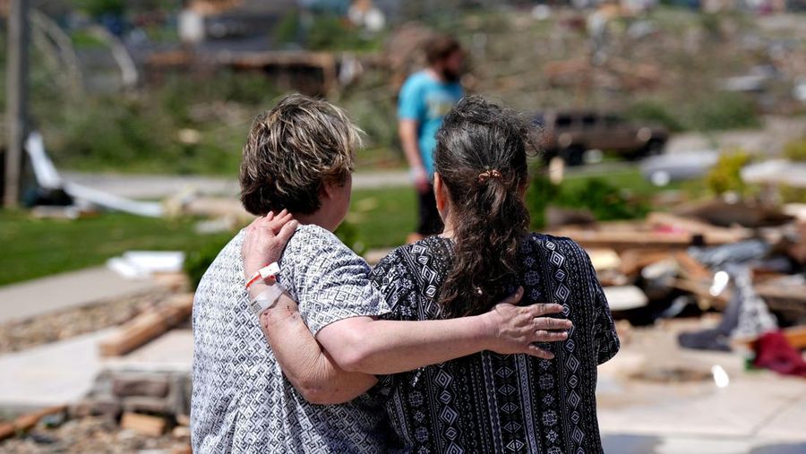 Seorang relawan melihat pembersihan berlanjut di lingkungan Sunshine Hills setelah serangkaian tornado melanda Laurel County, di London, Kentucky, AS, 17 Mei 2025. (REUTERS/Seth Herald)