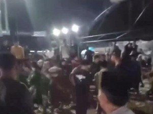Viral Penonton Voli di Pamekasan Saling Tonjok dengan Brutal