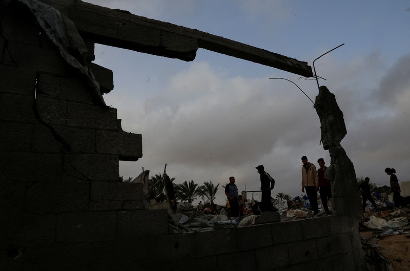 Api membubung dari Gaza utara, seperti yang terlihat dari sisi Israel di perbatasan Israel-Gaza, 17 Mei 2025. Api membubung dari Gaza utara, seperti yang terlihat dari sisi Israel di perbatasan Israel-Gaza, 17 Mei 2025. (REUTERS/Amir Cohen)