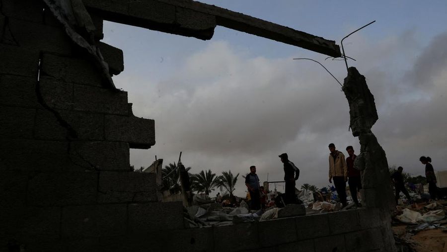 Api membubung dari Gaza utara, seperti yang terlihat dari sisi Israel di perbatasan Israel-Gaza, 17 Mei 2025. Api membubung dari Gaza utara, seperti yang terlihat dari sisi Israel di perbatasan Israel-Gaza, 17 Mei 2025. (REUTERS/Amir Cohen)