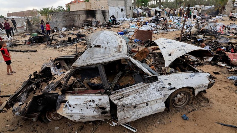 Api membubung dari Gaza utara, seperti yang terlihat dari sisi Israel di perbatasan Israel-Gaza, 17 Mei 2025. (REUTERS/Amir Cohen)