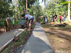 Kompaknya Warga Panyingkiran Bangun Jalan dari Dana Perelek