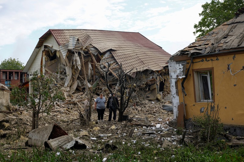 Petugas pemadam kebakaran bekerja di lokasi perusahaan swasta yang terkena serangan pesawat tak berawak Rusia, di tengah serangan Rusia terhadap Ukraina, di luar Kyiv, Ukraina, 18 Mei 2025. Petugas pemadam kebakaran bekerja di lokasi perusahaan swasta yang terkena serangan pesawat tak berawak Rusia, di tengah serangan Rusia terhadap Ukraina, di luar Kyiv, Ukraina, 18 Mei 2025. (REUTERS/Valentyn Ogirenko)