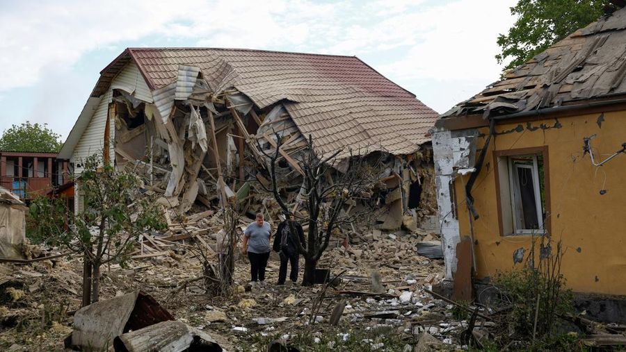Petugas pemadam kebakaran bekerja di lokasi perusahaan swasta yang terkena serangan pesawat tak berawak Rusia, di tengah serangan Rusia terhadap Ukraina, di luar Kyiv, Ukraina, 18 Mei 2025. (REUTERS/Valentyn Ogirenko)