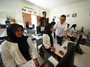 Menteri P2MI Ajak Siswa di Cirebon Asah Skill Bahasa untuk Tangkap Peluang