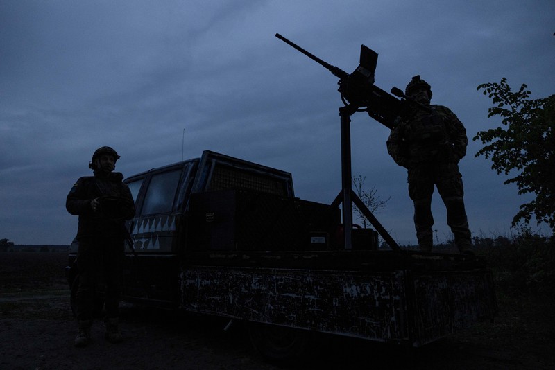 Anggota unit sukarelawan pertahanan udara bergerak menembakkan senapan mesin dan senapan serbu untuk menembak jatuh kendaraan udara tak berawak selama serangan pesawat nirawak Rusia paling masif, di tengah serangan Rusia terhadap Ukraina, di wilayah Kyiv, Ukraina, 18 Mei 2025. (REUTERS/Stanislav Kozliuk)