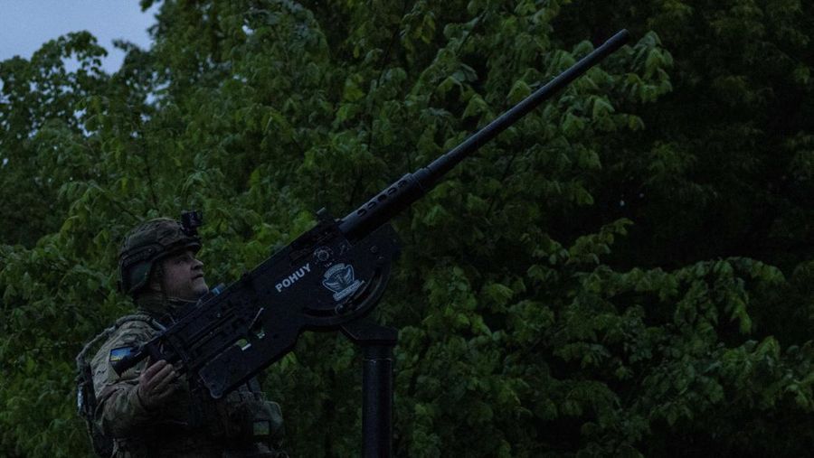 Anggota unit sukarelawan pertahanan udara bergerak menembakkan senapan mesin dan senapan serbu untuk menembak jatuh kendaraan udara tak berawak selama serangan pesawat nirawak Rusia paling masif, di tengah serangan Rusia terhadap Ukraina, di wilayah Kyiv, Ukraina, 18 Mei 2025. (REUTERS/Stanislav Kozliuk)