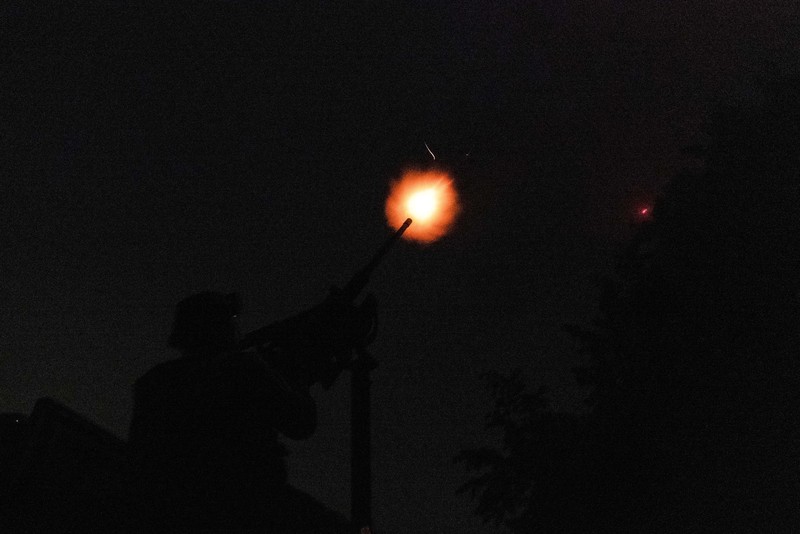 Anggota unit sukarelawan pertahanan udara bergerak menembakkan senapan mesin dan senapan serbu untuk menembak jatuh kendaraan udara tak berawak selama serangan pesawat nirawak Rusia paling masif, di tengah serangan Rusia terhadap Ukraina, di wilayah Kyiv, Ukraina, 18 Mei 2025. (REUTERS/Stanislav Kozliuk)