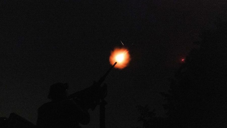 Anggota unit sukarelawan pertahanan udara bergerak menembakkan senapan mesin dan senapan serbu untuk menembak jatuh kendaraan udara tak berawak selama serangan pesawat nirawak Rusia paling masif, di tengah serangan Rusia terhadap Ukraina, di wilayah Kyiv, Ukraina, 18 Mei 2025. (REUTERS/Stanislav Kozliuk)