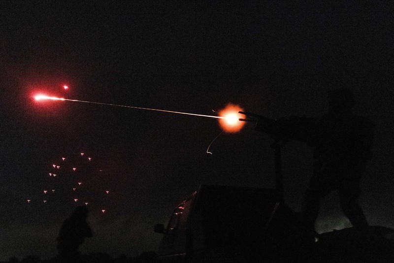 Anggota unit sukarelawan pertahanan udara bergerak menembakkan senapan mesin dan senapan serbu untuk menembak jatuh kendaraan udara tak berawak selama serangan pesawat nirawak Rusia paling masif, di tengah serangan Rusia terhadap Ukraina, di wilayah Kyiv, Ukraina, 18 Mei 2025. (REUTERS/Stanislav Kozliuk)