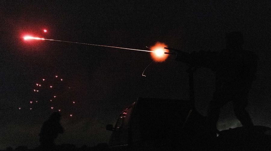 Anggota unit sukarelawan pertahanan udara bergerak menembakkan senapan mesin dan senapan serbu untuk menembak jatuh kendaraan udara tak berawak selama serangan pesawat nirawak Rusia paling masif, di tengah serangan Rusia terhadap Ukraina, di wilayah Kyiv, Ukraina, 18 Mei 2025. (REUTERS/Stanislav Kozliuk)