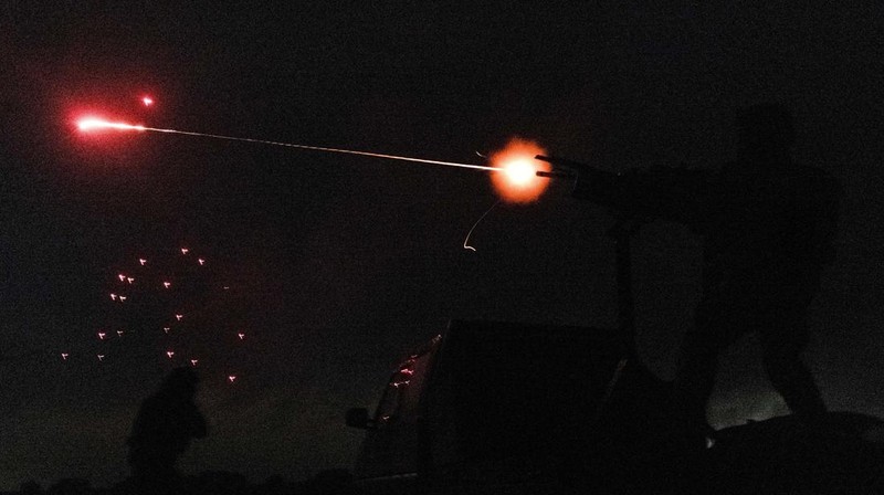 Anggota unit sukarelawan pertahanan udara melakukan pergerakan menembakkan senapan mesin dan juga senapan serbu untuk menembak jatuh kendaraan udara tak berawak selama serangan pesawat nirawak Rusia paling masif, dalam berada dalam serangan Rusia terhadap Ukraina, pada wilayah Kyiv, Ukraina, 18 Mei 2025. (REUTERS/Stanislav Kozliuk)