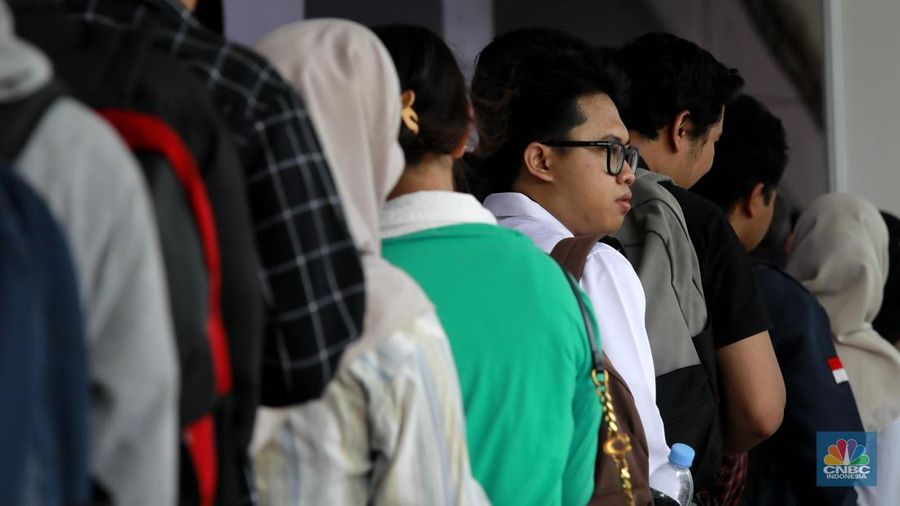 Antusiasme pencari kerja memadati Job Fair di GOR Ciracas, Jakarta Timur, Senin, (19/5/2025). Kegiatan ini digelar oleh Dinas Tenaga Kerja, Transmigrasi dan Energi (Nakertransgi) DKI dari 19-25 Mei 2025. (CNBC Indonesia/Muhammad Sabki) Antusiasme pencari kerja memadati Job Fair di GOR Ciracas, Jakarta Timur, Senin, (19/5/2025). Kegiatan ini digelar oleh Dinas Tenaga Kerja, Transmigrasi dan Energi (Nakertransgi) DKI dari 19-25 Mei 2025. (CNBC Indonesia/Muhammad Sabki)