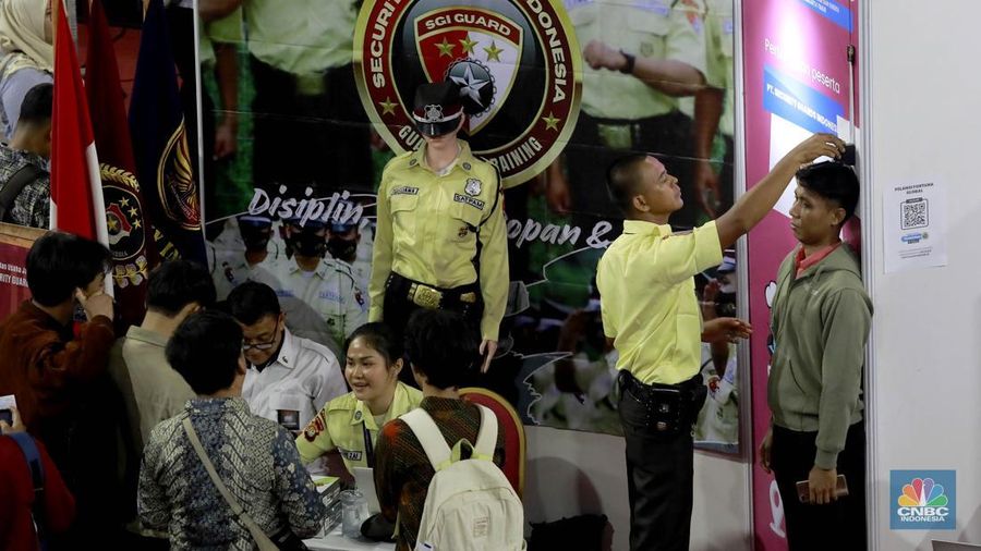 Antusiasme pencari kerja memadati Job Fair di GOR Ciracas, Jakarta Timur, Senin, (19/5/2025). Kegiatan ini digelar oleh Dinas Tenaga Kerja, Transmigrasi dan Energi (Nakertransgi) DKI dari 19-25 Mei 2025. (CNBC Indonesia/Muhammad Sabki) Antusiasme pencari kerja memadati Job Fair di GOR Ciracas, Jakarta Timur, Senin, (19/5/2025). Kegiatan ini digelar oleh Dinas Tenaga Kerja, Transmigrasi dan Energi (Nakertransgi) DKI dari 19-25 Mei 2025. (CNBC Indonesia/Muhammad Sabki)