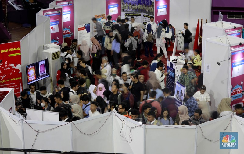 Antusiasme pencari kerja memadati Job Fair di GOR Ciracas, Jakarta Timur, Senin, (19/5/2025). Kegiatan ini digelar oleh Dinas Tenaga Kerja, Transmigrasi dan Energi (Nakertransgi) DKI dari 19-25 Mei 2025. (CNBC Indonesia/Muhammad Sabki)
