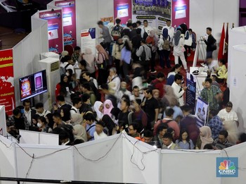 Cari Kerja Makin Susah, Ratusan Orang Membludak di Job Fair