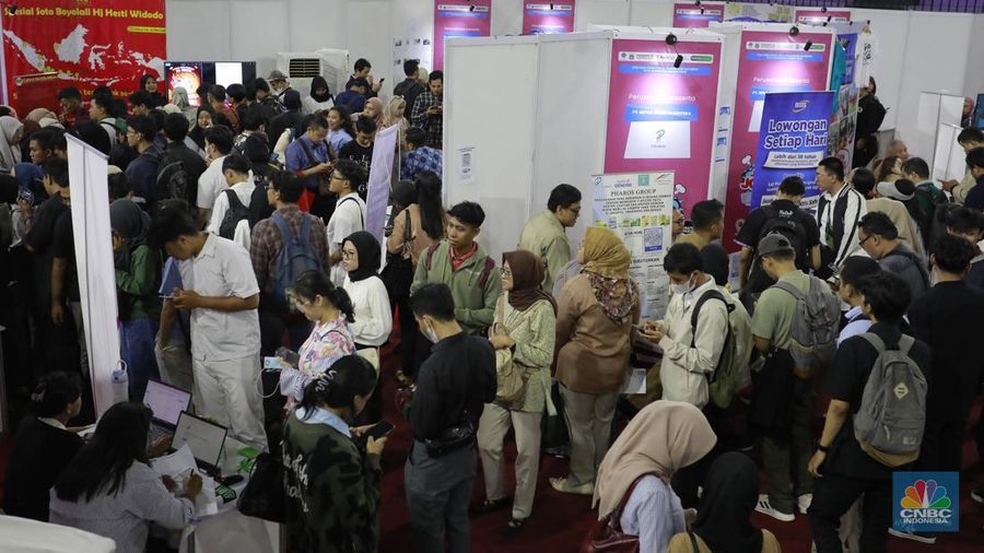 Antusiasme pencari kerja memadati Job Fair di GOR Ciracas, Jakarta Timur, Senin, (19/5/2025). Kegiatan ini digelar oleh Dinas Tenaga Kerja, Transmigrasi dan Energi (Nakertransgi) DKI dari 19-25 Mei 2025. (CNBC Indonesia/Muhammad Sabki) Antusiasme pencari kerja memadati Job Fair di GOR Ciracas, Jakarta Timur, Senin, (19/5/2025). Kegiatan ini digelar oleh Dinas Tenaga Kerja, Transmigrasi dan Energi (Nakertransgi) DKI dari 19-25 Mei 2025. (CNBC Indonesia/Muhammad Sabki)