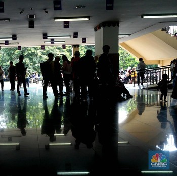 Penampakan Ribuan Gen Z Rela Antre Adu Nasib di Job Fair GOR Ciracas