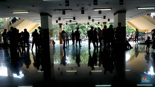 Penampakan Ribuan Gen Z Rela Antre Adu Nasib di Job Fair GOR Ciracas
