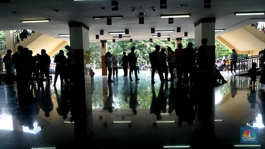 Antusiasme pencari kerja memadati Job Fair di GOR Ciracas, Jakarta Timur, Senin, (19/5/2025). Kegiatan ini digelar oleh Dinas Tenaga Kerja, Transmigrasi dan Energi (Nakertransgi) DKI dari 19-25 Mei 2025. (CNBC Indonesia/Muhammad Sabki) Antusiasme pencari kerja memadati Job Fair di GOR Ciracas, Jakarta Timur, Senin, (19/5/2025). Kegiatan ini digelar oleh Dinas Tenaga Kerja, Transmigrasi dan Energi (Nakertransgi) DKI dari 19-25 Mei 2025. (CNBC Indonesia/Muhammad Sabki)