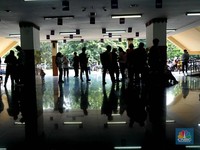 Penampakan Ribuan Gen Z Rela Antre Adu Nasib di Job Fair GOR Ciracas