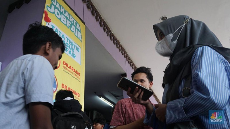 Antusiasme pencari kerja memadati Job Fair pada GOR Ciracas, Ibukota Indonesia Timur, Senin, (19/5/2025). Acara ini dilakukan oleh Dinas Tenaga Kerja, Transmigrasi dan juga Tenaga (Nakertransgi) DKI dari 19-25 Mei 2025. (CNBC Indonesia/Muhammad Sabki)