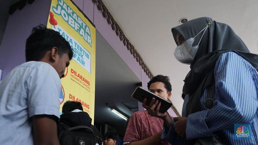 Antusiasme pencari kerja memadati Job Fair di GOR Ciracas, Jakarta Timur, Senin, (19/5/2025). Kegiatan ini digelar oleh Dinas Tenaga Kerja, Transmigrasi dan Energi (Nakertransgi) DKI dari 19-25 Mei 2025. (CNBC Indonesia/Muhammad Sabki) Antusiasme pencari kerja memadati Job Fair di GOR Ciracas, Jakarta Timur, Senin, (19/5/2025). Kegiatan ini digelar oleh Dinas Tenaga Kerja, Transmigrasi dan Energi (Nakertransgi) DKI dari 19-25 Mei 2025. (CNBC Indonesia/Muhammad Sabki)