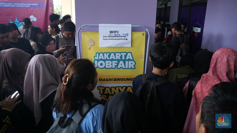 Antusiasme pencari kerja memadati Job Fair di GOR Ciracas, Jakarta Timur, Senin, (19/5/2025). Kegiatan ini digelar oleh Dinas Tenaga Kerja, Transmigrasi dan Energi (Nakertransgi) DKI dari 19-25 Mei 2025. (CNBC Indonesia/Muhammad Sabki)