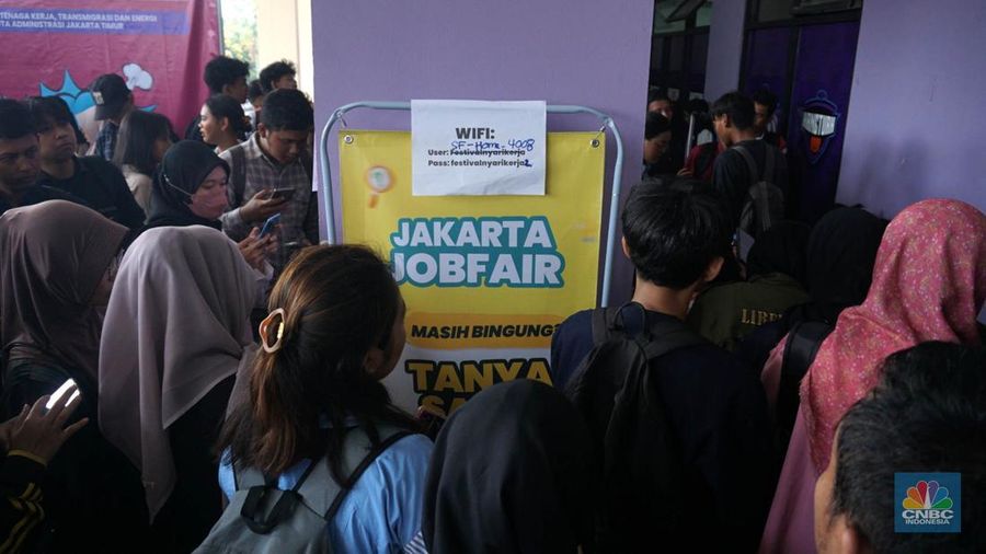 Antusiasme pencari kerja memadati Job Fair di GOR Ciracas, Jakarta Timur, Senin, (19/5/2025). Kegiatan ini digelar oleh Dinas Tenaga Kerja, Transmigrasi dan Energi (Nakertransgi) DKI dari 19-25 Mei 2025. (CNBC Indonesia/Muhammad Sabki) Antusiasme pencari kerja memadati Job Fair di GOR Ciracas, Jakarta Timur, Senin, (19/5/2025). Kegiatan ini digelar oleh Dinas Tenaga Kerja, Transmigrasi dan Energi (Nakertransgi) DKI dari 19-25 Mei 2025. (CNBC Indonesia/Muhammad Sabki)
