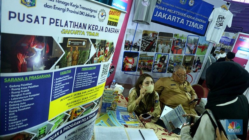 Antusiasme pencari kerja memadati Job Fair dalam GOR Ciracas, DKI Jakarta Timur, Senin, (19/5/2025). Acara ini diselenggarakan oleh Dinas Tenaga Kerja, Transmigrasi kemudian Energi (Nakertransgi) DKI dari 19-25 Mei 2025. (CNBC Indonesia/Muhammad Sabki)