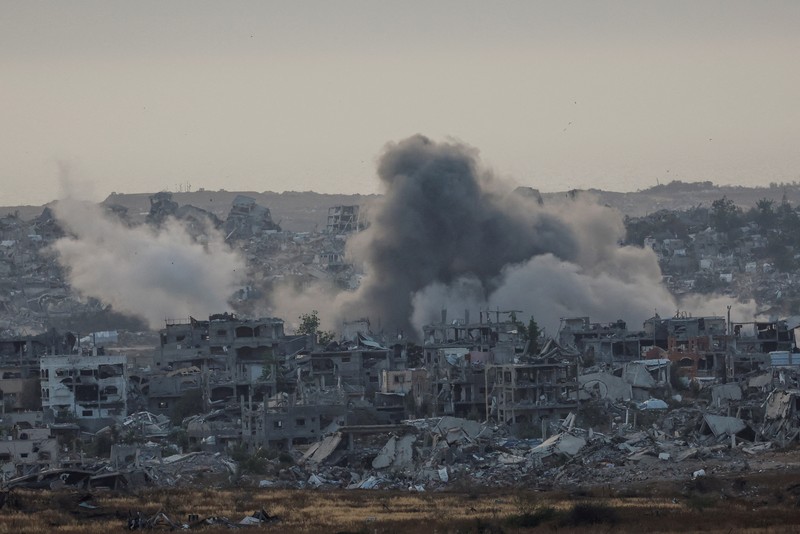 Sebuah tank Israel bermanuver di Gaza, seperti yang terlihat dari sisi Israel di perbatasan Israel-Gaza, 16 Mei 2025. Sebuah tank Israel bermanuver di Gaza, seperti yang terlihat dari sisi Israel di perbatasan Israel-Gaza, 16 Mei 2025. (REUTERS/Ammar Awad)