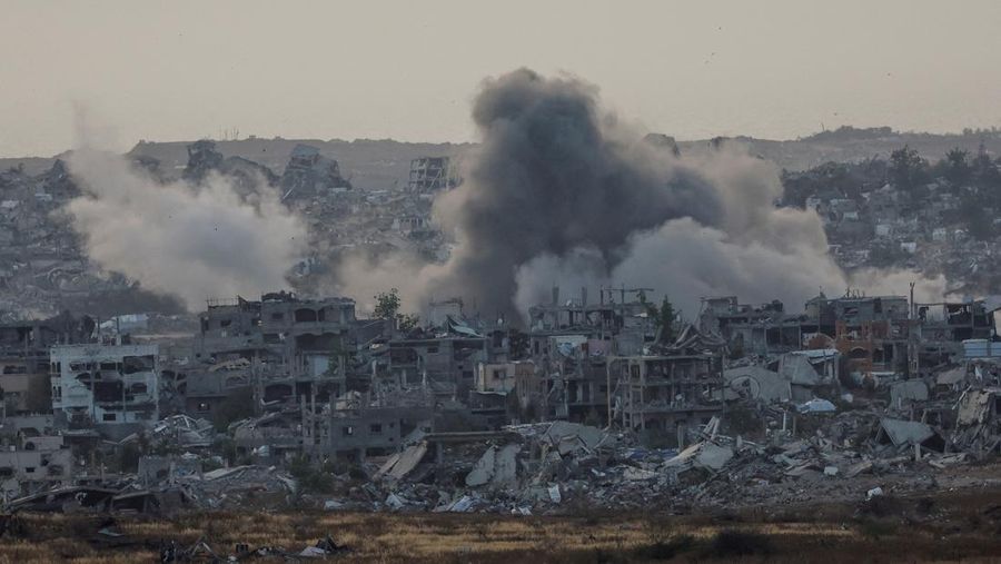 Sebuah tank Israel bermanuver di Gaza, seperti yang terlihat dari sisi Israel di perbatasan Israel-Gaza, 16 Mei 2025. Sebuah tank Israel bermanuver di Gaza, seperti yang terlihat dari sisi Israel di perbatasan Israel-Gaza, 16 Mei 2025. (REUTERS/Ammar Awad)